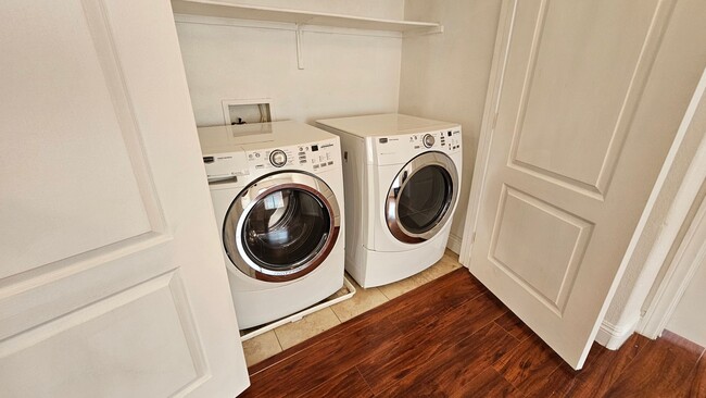 Building Photo - GORGEOUS HOME NEAR BLUE DIAMOND & DECATUR!!!!