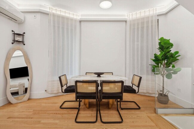 Building Photo - 125 E 83rd St