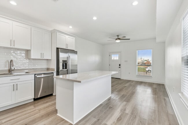 Building Photo - 1202 Thayer