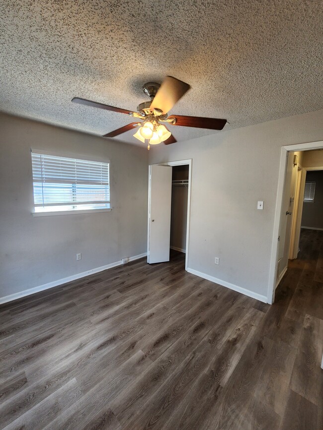 Main bedroom - 213 W William Cannon Dr