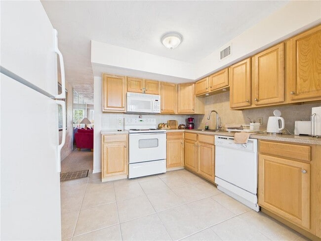 Building Photo - 2462 Brazilia Dr