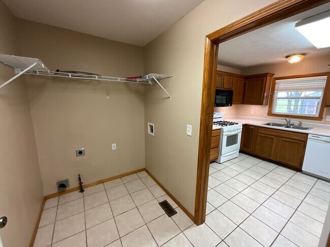 Building Photo - Beautiful Home on Private Setting
