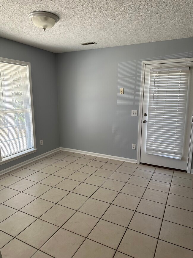 Building Photo - 510 Pine Knoll Dr