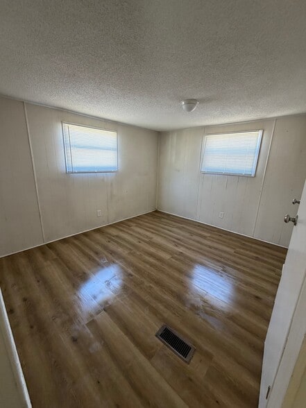 Building Photo - 1001 Elm St