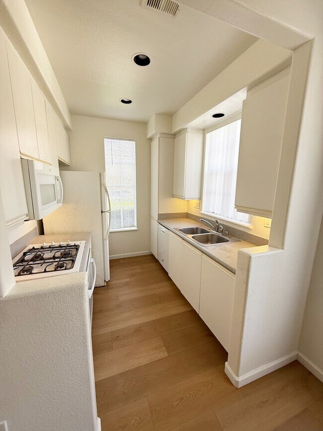 Building Photo - 2 Bed/2 Bath Condo in Martinique Complex -...