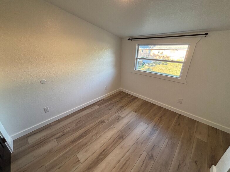 Building Photo - 150 S Nekoma Ave