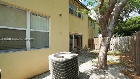 Building Photo - 1420 NE 33rd Ave
