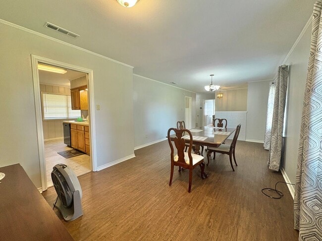 Building Photo - Spacious 3-Bed, 2-Bath Home with Large Sho...