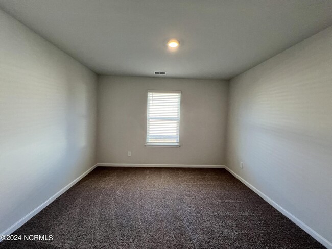 Building Photo - 8201 E Highcroft Dr NE