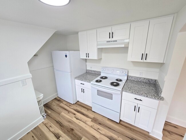 Building Photo - CUTE & COZY 2BED/1BATH DUPLEX FOR RENT - U...