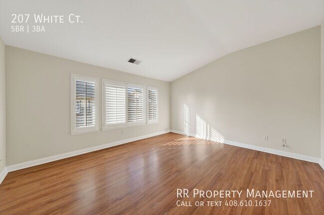 Building Photo - 207 White Ct