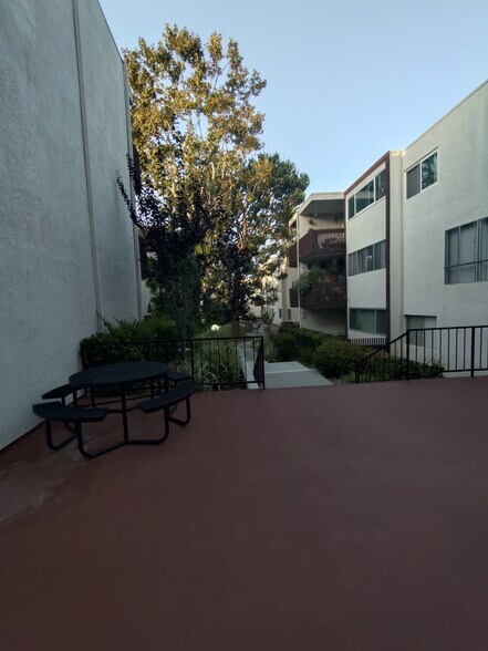Building Photo - 5950 Canterbury Dr