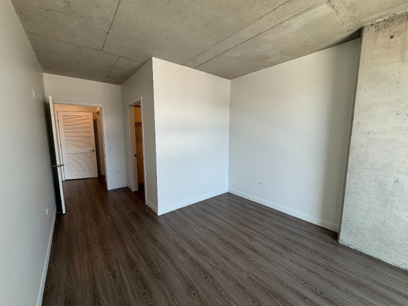 Building Photo - 1001 W Chicago Ave