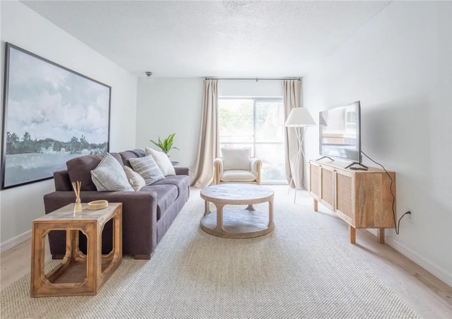 Building Photo - Cutest 2 Bed/ 1 Bath Near UF-Furnished!