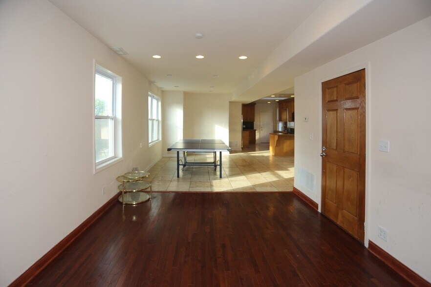 Building Photo - 2458 N Clybourn Ave