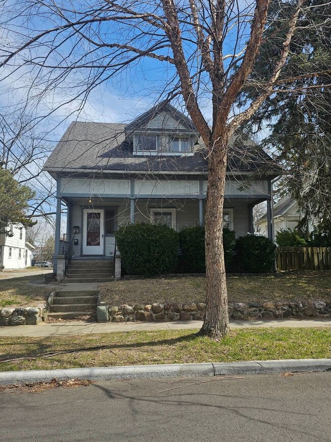 Building Photo - Four Bedroom Two Bath House