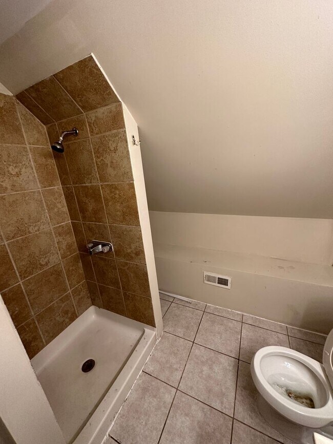 Building Photo - Lovely 2 Bedroom Home