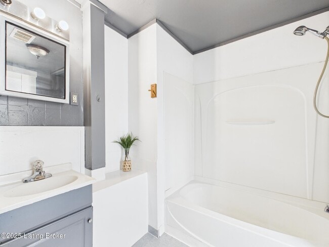 Building Photo - 1919 Center St