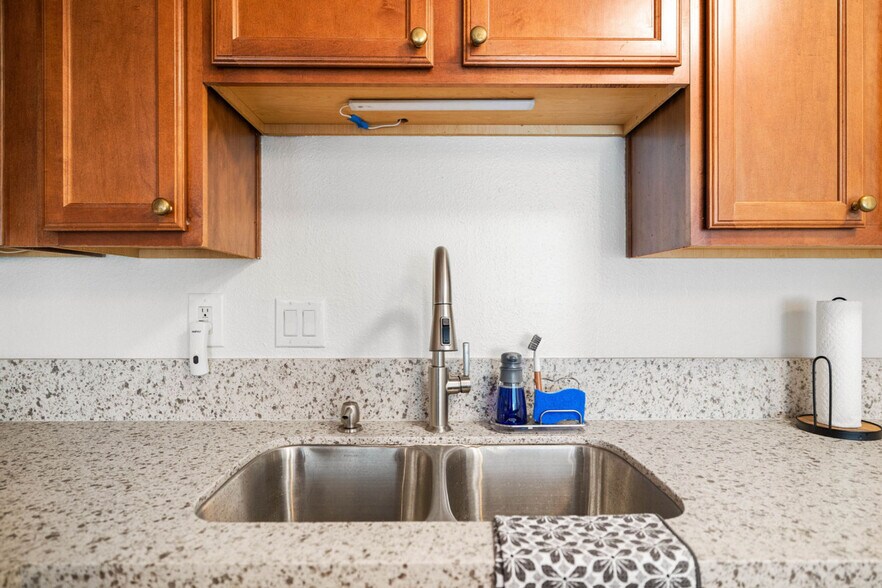 Building Photo - 3030 Suncrest Dr