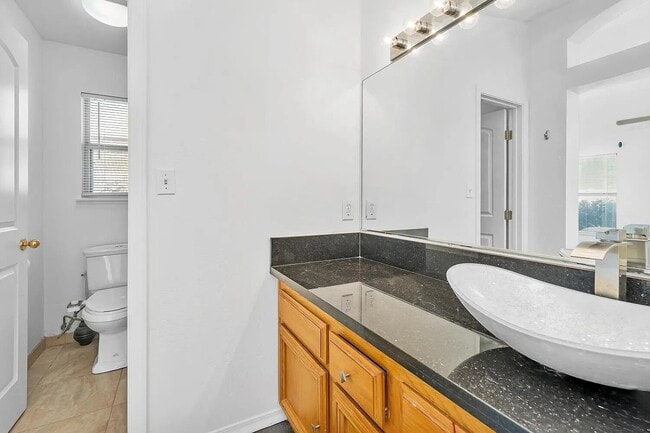 Building Photo - Spacious 4 Bedroom, 2 Bathroom Home!