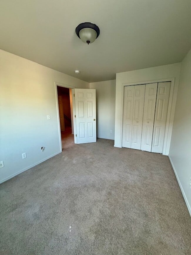 Building Photo - 3 Bedroom, 2.5 Bathroom Townhouse; Short Drive to MSU Campus