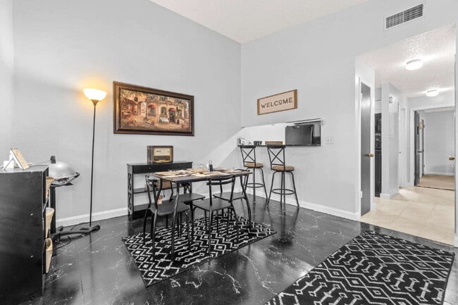Building Photo - Chic & Cozy 2-Bed, 2-Bath Condo Retreat in Heart of Tampa