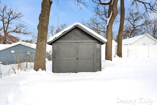 Building Photo - GORGEOUS STUNNING 1 Bed single family home!