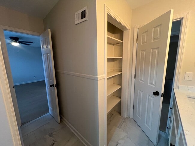 Building Photo - 3 Bedroom 2 Bathroom. Single Level Home.