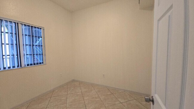 Building Photo - 2801 Riverside Dr