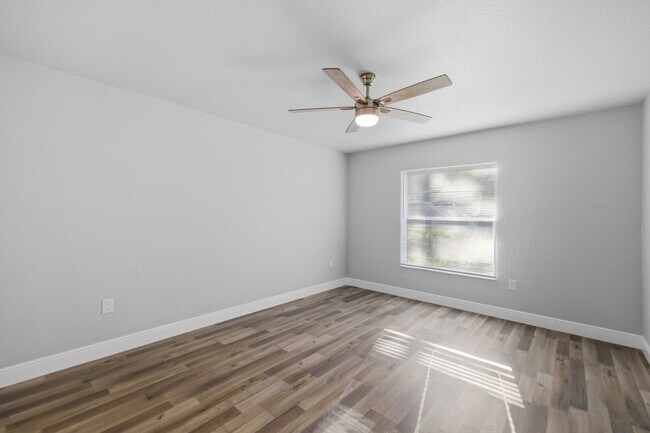 Building Photo - Available Now! Tastefully Designed 3 Bed, 2 Bath Home