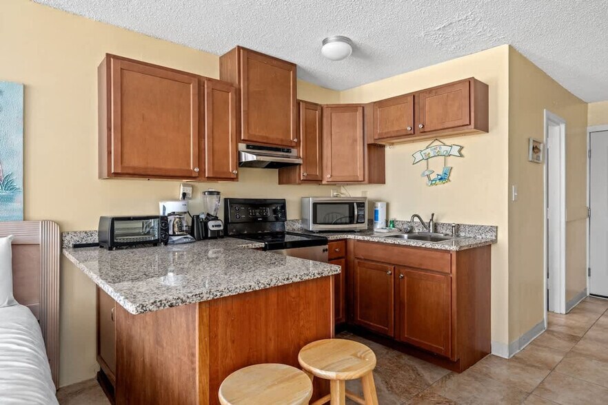 Building Photo - 8817 S Thomas Dr