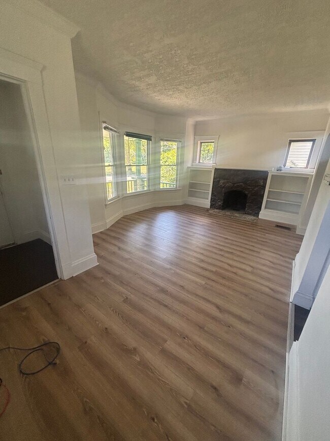 Building Photo - 4bd Single Cash Pay/Section 8 *SECURITY DEPOSIT SPECIAL*