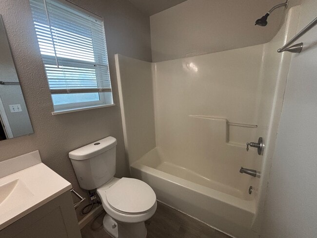 Building Photo - 3 Bedroom 3 Bath House *Move in special $1,000 off first months rent*