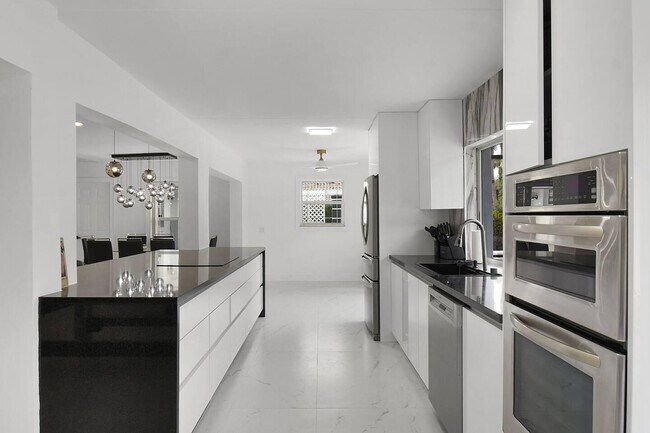 Building Photo - 12231 Areaca Dr