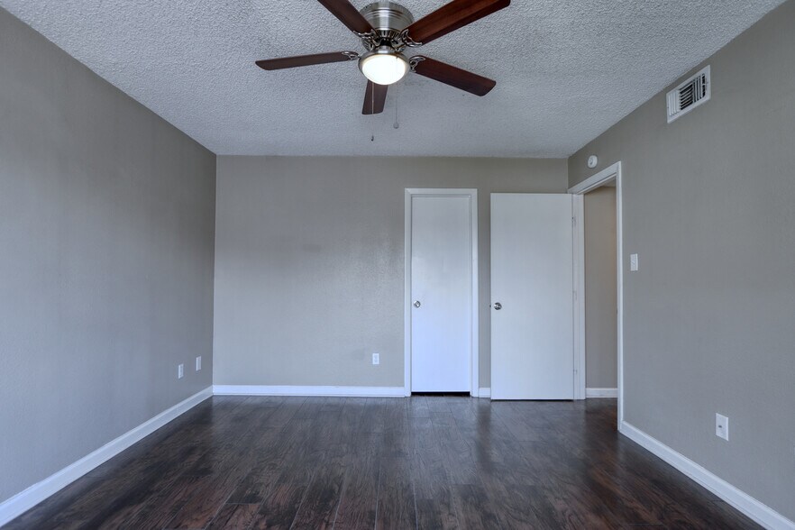 Building Photo - 711 Harbour Town Dr