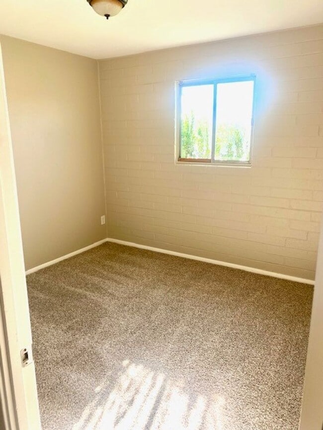 Building Photo - Great 4 Bedroom Home, Location, location!