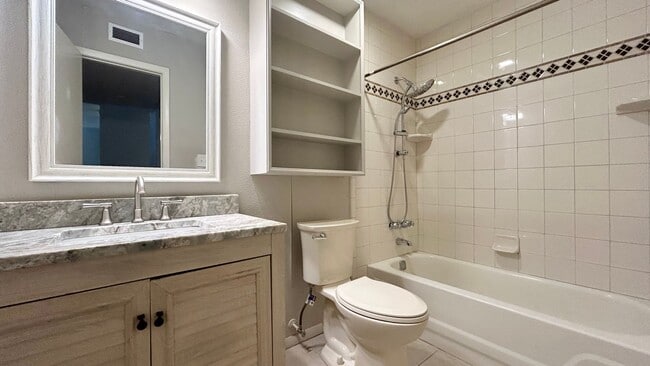 Building Photo - Vinings Run 1 Bedroom Condo, Minutes from ...