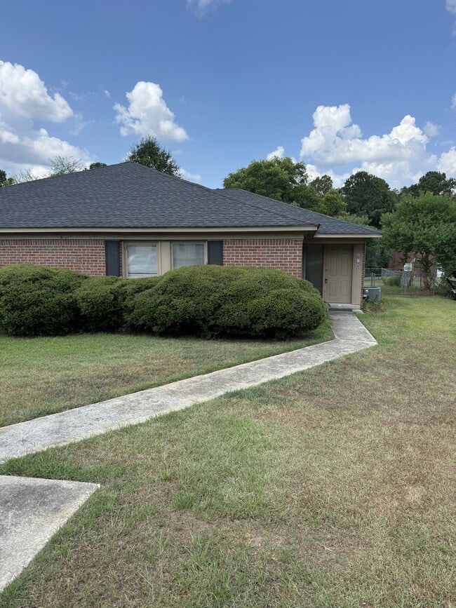 Primary Photo - 107b Crow Dr