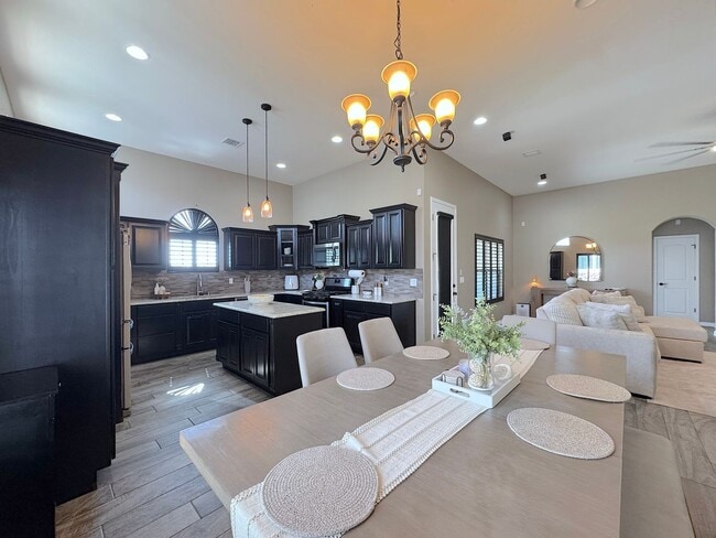 Building Photo - East El Paso 4bed/2bath Refrig A/C with Gorgeous Backyard!