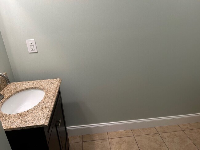 Building Photo - 3 Bedroom/2.5 Bath Home Kingsport, TN