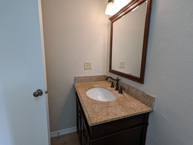 Building Photo - Charming 3x2 on Cul-de-sac with a double-car garage and fenced backyard near Hollinshead Park in ...