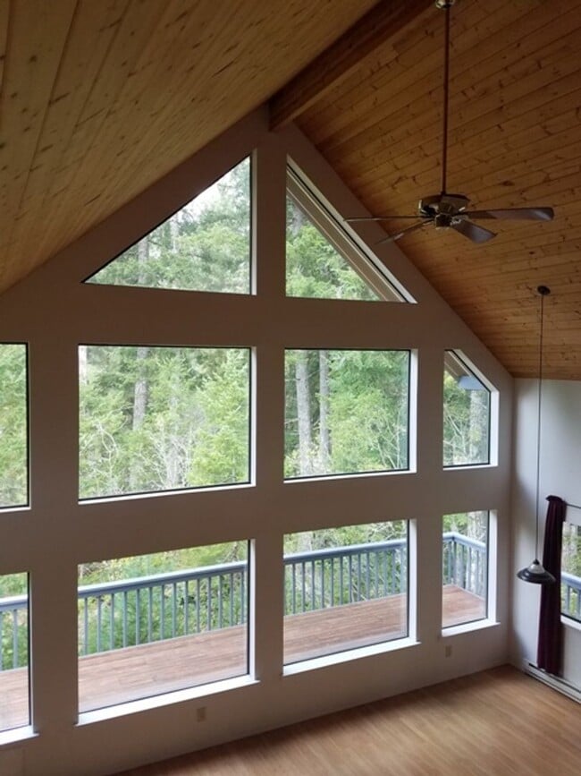 Building Photo - Beautiful home located on Emerald Lake