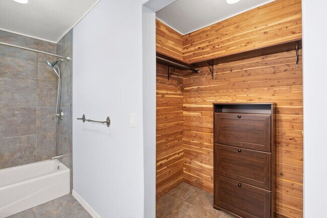 Building Photo - BEAUTIFUL Home For Rent in Lakewood Estates!