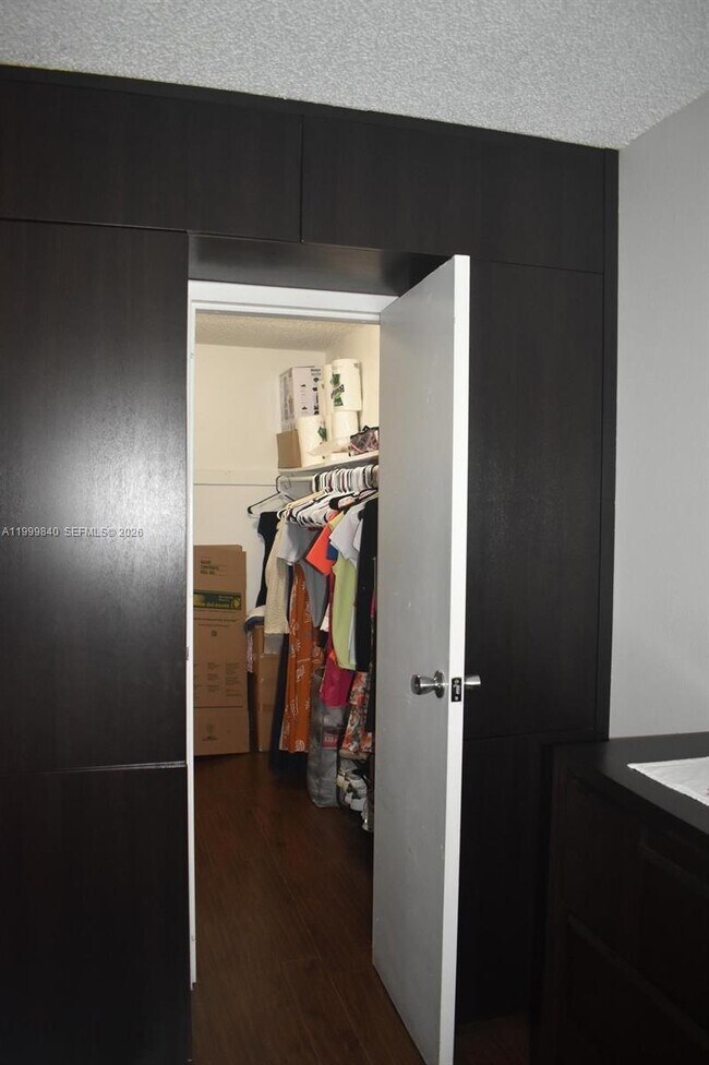 Building Photo - 5231 Geneva Ct