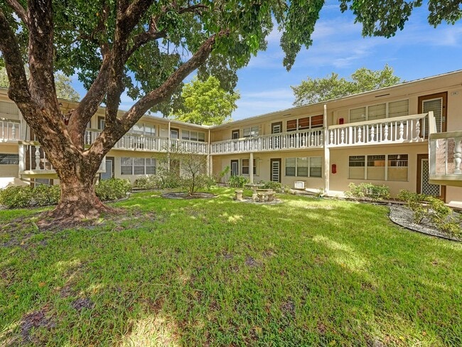 Building Photo - Beautiful fully furnished 2 bedroom 1.5 bath.