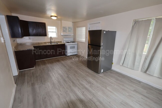 Building Photo - 329 E Scott St