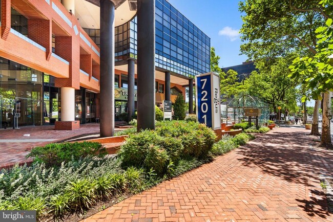 Building Photo - 4800 Chevy Chase Dr