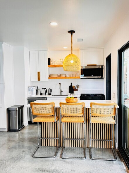 Building Photo - 4807 Refugio Ave