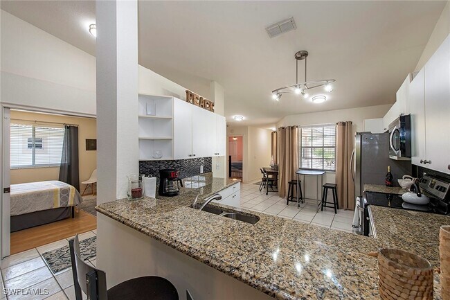 Building Photo - 640 Luisa Ln