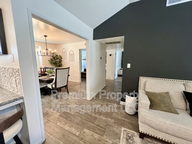 Building Photo - 517 Brightwood St